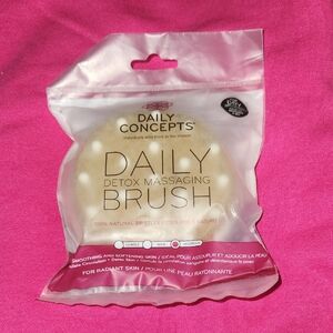 Daily Concepts Detox Massaging Brush — Cream